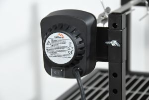 Gril na dřevěné uhlí s roštem a rožněm s motorkem na 220V a 8kg masa, gril s rožněm na 220v a dřevěné uhlí, gril s rožněm na 8kg masa