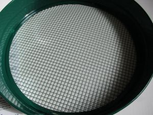 prosévací síto na zahradní hlínu kulaté 36cm, sejto na hlínu kulaté do ruky , prosívací kulaté zahradnické síto, zahradnická kulatá prosévačka